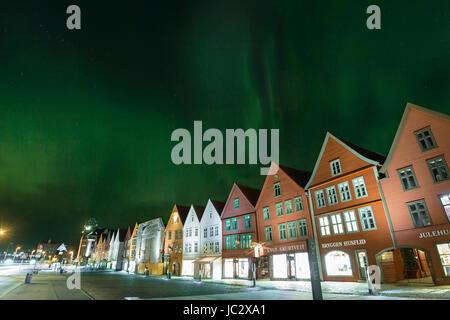 Bergen, Norwegen - 7. März 2016. Spektakuläre Polarlichter über eine Reihe von hanseatischen Geschäftshäuser namens "Bryggen" in Bergen. Bryggen ist Teil des UNESCO-Weltkulturerbe seit 1979. Stockfoto