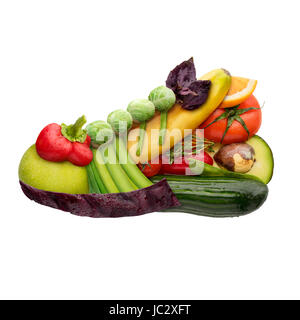 Obst und Gemüse in der Form eines Schuh-Trainers für laufende, Essenskonzept isoliert auf weißem Hintergrund. Stockfoto