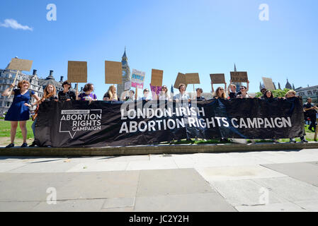 Demonstranten gegen die Tory DUP-Allianz versammelten sich auf dem Parliament Square und marschierten auf der Downing Street. London. Irische Abtreibungsrechte Stockfoto