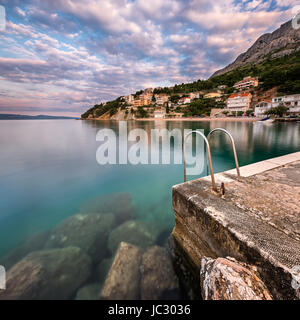Stein-Steg im kleinen Dorf in der Nähe von Omis in der Morgendämmerung, Dalmatien, Kroatien Stockfoto