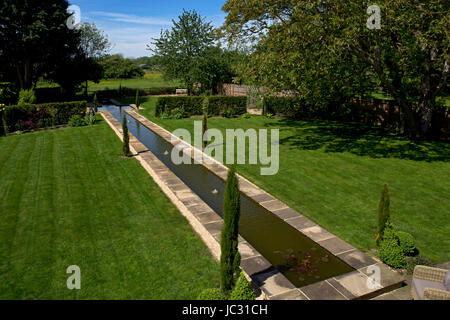 Rill im englischen Garten Stockfoto