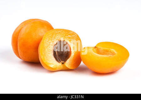 Zwei Reife frische Aprikosen isoliert auf weißem Hintergrund. In zwei Hälften geschnitten. Stockfoto