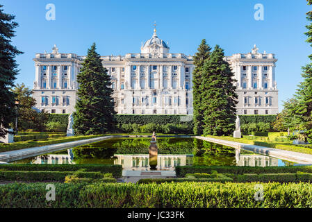 Königspalast in Madrid, Spanien von Sabatini Gärten gesehen. Stockfoto