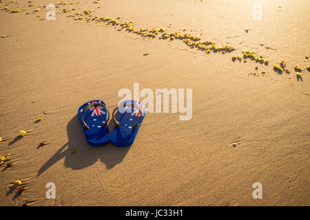 Riemen mit australischer Flagge am Strand bei Sonnenuntergang Stockfoto