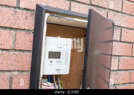 Eine externe Stromzähler mit einem smart Meter befestigt. Stockfoto