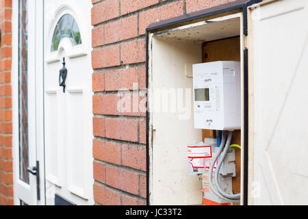 Eine externe Stromzähler mit einem smart Meter befestigt. Stockfoto