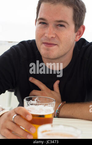 Nahaufnahme eines jungen Mannes mit Glas Bier. Stockfoto