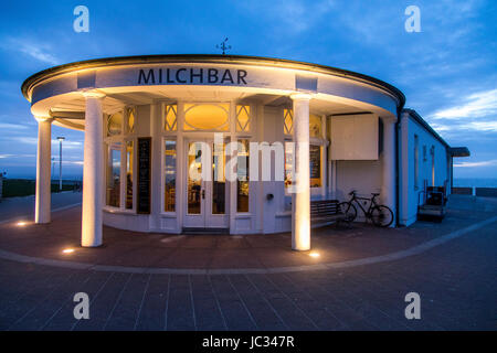 Nordsee-Insel Norderney, Ostfriesland, Deutschland, die Milchbar - Milch-Bar, Lounge, Bar, Restaurant, ein trendiger Treffpunkt auf der Strandpromenade, Stockfoto