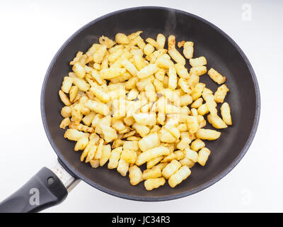 Frittieren geschnittene Kartoffeln in einer Pfanne anbraten, isoliert Stockfoto