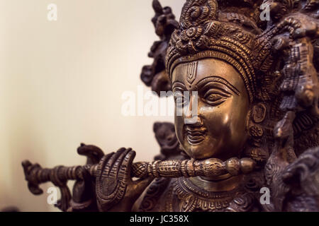 Bronze-Statue von Lord Krishna, Kerala, Indien Stockfoto