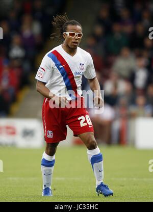 EDGAR DAVIDS CRYSTAL PALACE FC CRYSTAL PALACE FC größere PARK SCUNTHORPE ENGLAND 28. August 2010 Stockfoto