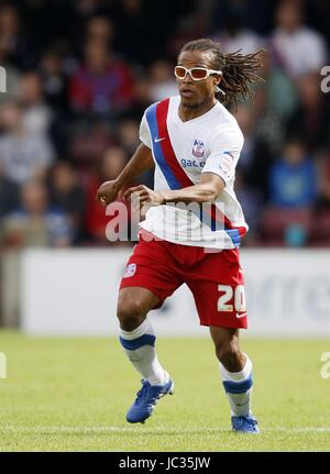 EDGAR DAVIDS CRYSTAL PALACE FC CRYSTAL PALACE FC größere PARK SCUNTHORPE ENGLAND 28. August 2010 Stockfoto