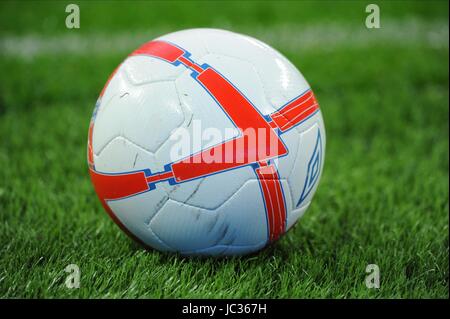 ENGLAND UMBRO BALL ENGLAND V Bulgarien WEMBLEY Stadion LONDON ENGLAND 3. September 2010 Stockfoto