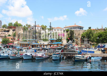 Kleine Marina in der historischen Altstadt von Antalya, bekannt als Kaleici. Hafen Sie mit Schiffen auf dem blauen Himmelshintergrund Stockfoto