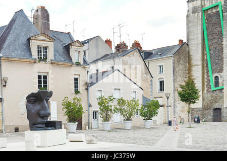 ANGERS, Frankreich - 28. Juli 2014: Statue auf der Rue du Musée Street in Anges, Frankreich. Angers ist die Stadt im Westen Frankreichs und es ist die historische Hauptstadt der Provinz von Anjou Stockfoto
