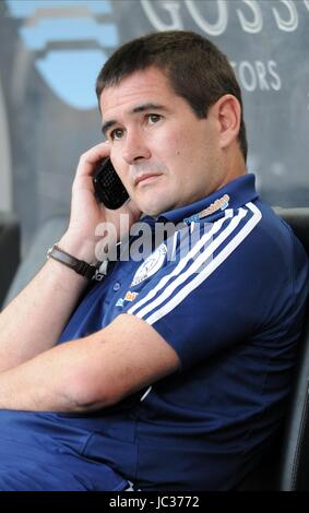 NIGEL CLOUGH DERBY COUNTY MANAGER DERBY COUNTY MANAGER KC STADIUM HULL ENGLAND 14. September 2010 Stockfoto