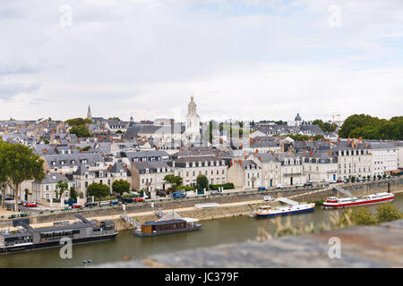 ANGERS, Frankreich - 28. Juli 2014: Kai des Carmes in Anges, Frankreich. Angers ist die Stadt im Westen Frankreichs und es ist die historische Hauptstadt der Provinz von Anjou Stockfoto