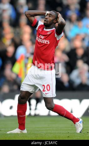 JOHAN DJOUROU ARSENAL FC ARSENAL FC CITY OF MANCHESTER STADIUM MANCHESTER ENGLAND 24. Oktober 2010 Stockfoto