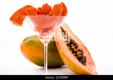 Geschälten Scheiben saftig und saftigen Fruchtfleisch der Papaya-Frucht in ein Cocktailglas angeordnet. Stockfoto