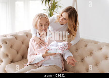 Ältere Dame ihre Tochter ein Geschenk erhalten Stockfoto