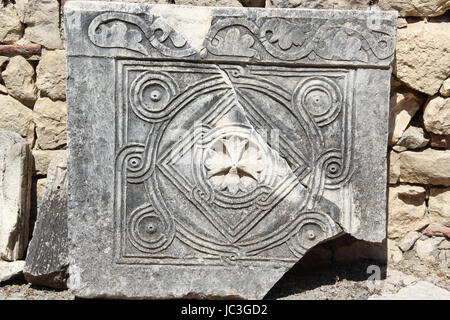 Geschnitzte Relief in der Kirche Saint-Nicolas, Demre, Türkei, Muster Kreuz auf dem Steinboden-Teller Stockfoto