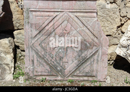 Geschnitzte Relief in der Kirche Saint-Nicolas, Demre, Türkei, Muster Kreuz auf dem Steinboden-Teller Stockfoto