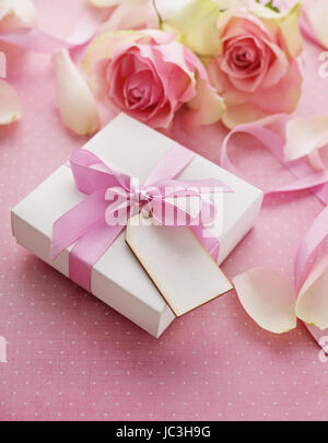 Geschenkbox mit rosa Schleife Bogen, rose Blumen gebunden Stockfoto