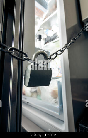 Nahaufnahme Foto des Schlosses an den Kühlschrank hängen Stockfoto