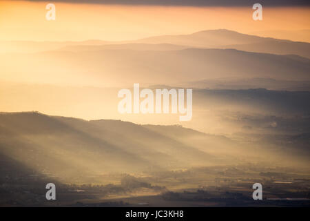 Sonnenstrahlen über Berge bei Sonnenuntergang Stockfoto