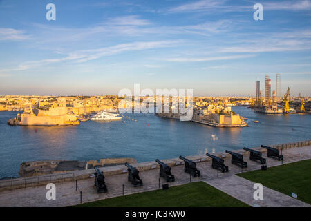Malta, Grand Harbour in Valletta, Blick vom Upper Barrakka Gardens auf Birgu, Vittoriosa, drei-Städte, Geschütze der Batterie Grüßen, Stockfoto