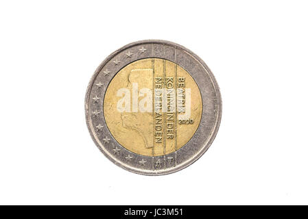 Altes verwendet und 2-Euro-Münze abgenutzt. Münze der europäischen Währung für 2 Euro, isoliert auf weiss. Bild in hoher Auflösung. Stockfoto