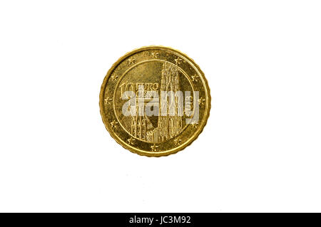 Altes verwendet und 10 Cent Euromünze abgenutzt. Münze der europäischen Währung für 0,1 Euro isoliert auf weiss. Bild in hoher Auflösung. Stockfoto
