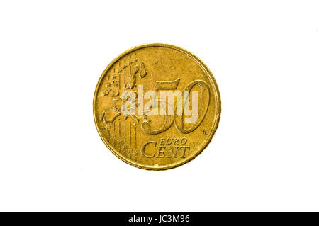 Altes verwendet und 50 Cent Münze abgenutzt. Münze der europäischen Währung für 0,5 Euro isoliert auf weiss. Bild in hoher Auflösung. Stockfoto