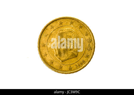 Altes verwendet und 50 Cent Münze abgenutzt. Münze der europäischen Währung für 0,5 Euro isoliert auf weiss. Bild in hoher Auflösung. Stockfoto