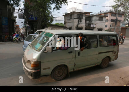 Der schmutzige umweltbelastende Verkehr in Katmandu, wo Menschen, Masken zu tragen und die Luft ist scharf, aufgrund von Auto und Diesel Rauch. Stockfoto