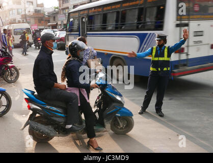 Der schmutzige umweltbelastende Verkehr in Katmandu, wo Menschen, Masken zu tragen und die Luft ist scharf, aufgrund von Auto und Diesel Rauch. Stockfoto