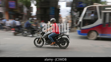 Der schmutzige umweltbelastende Verkehr in Katmandu, wo Menschen, Masken zu tragen und die Luft ist scharf, aufgrund von Auto und Diesel Rauch. Stockfoto