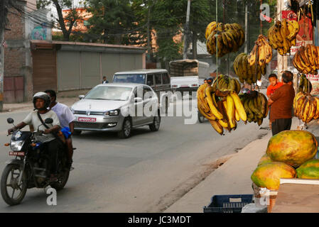 Der schmutzige umweltbelastende Verkehr in Katmandu, wo Menschen, Masken zu tragen und die Luft ist scharf, aufgrund von Auto und Diesel Rauch. Stockfoto