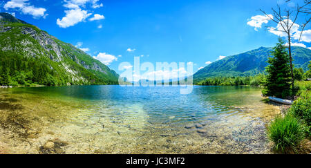 Erstaunlich schöne Bohinj-See in Slowenien Ansicht von Ukanc. Berg alpine Bohinj See umgeben von Bergen im Triglav Nationalpark Slowenien mit Stockfoto