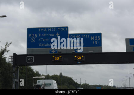 Autobahn-Gantry-Zeichen Stockfoto