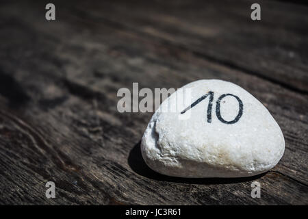 Tabelle Nr. 10 geschrieben auf einem Stein Stockfoto