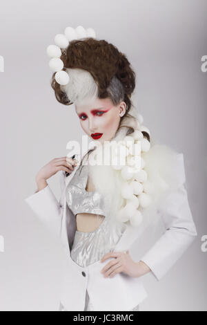 Haute Couture. Extravagante Frau in Cyber-Kostüm und theatralische Frisur Stockfoto