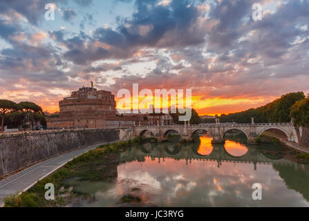 Saint Angel Burg und Brücke bei Sonnenaufgang, Rom Stockfoto