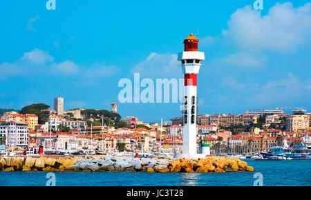 einen Panoramablick auf den Vieux Port, den alten Hafen von Cannes, Frankreich, und Le Suquet Viertel, der Altstadt, im Hintergrund Stockfoto