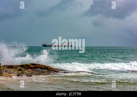 Schiff vor Anker in All Saints Bay in die Stadt Salvador während regnerischen Tag und rauer See Stockfoto