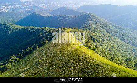 Luftaufnahme des einen Weg zum Monte Boletto, Alpen, nahe den Comer See. Como, Brunate, Lombardei, Italien Stockfoto