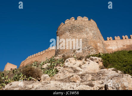 Zinnenbewehrte Mauer in der Alcazaba von Almeria, mittelalterliche arabische Festung aus dem 10. Jahrhundert. Stockfoto