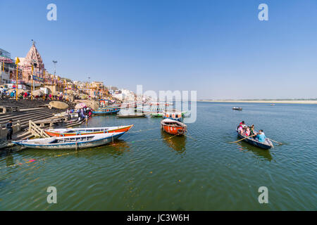 Ruderboote fahren auf dem heiligen Fluss Ganges dashashwamedh Ghat, main Ghat, in der Vorstadt godowlia Stockfoto