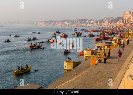 Ruderboote fahren auf dem heiligen Fluss Ganges dashashwamedh Ghat, main Ghat, in der Vorstadt godowlia Stockfoto