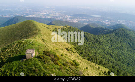 Luftaufnahme des einen Weg zum Monte Boletto, Alpen, nahe den Comer See. Como, Brunate, Lombardei, Italien Stockfoto